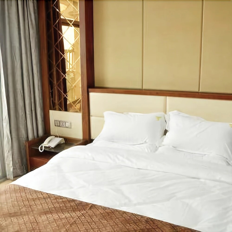 Dennis Holiday Hotel