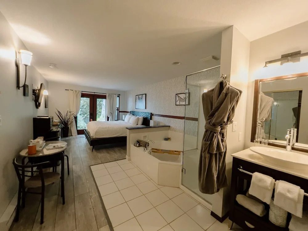 Lunar Cove Inn