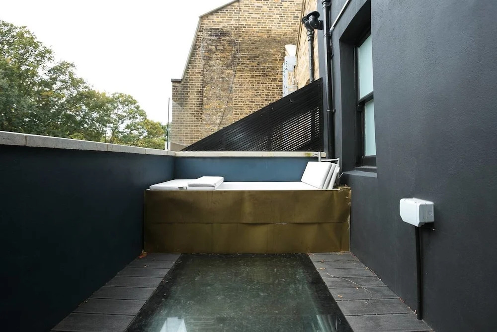 Designer two BR Apartment In Angel With Huge Terrace