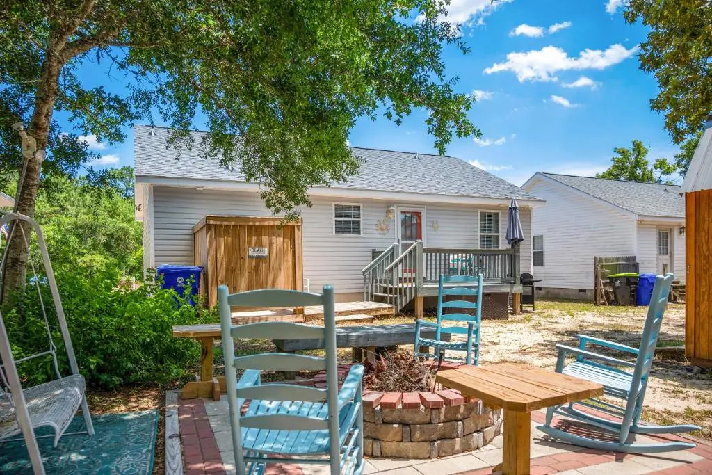 9th Street Sandy Feet by Oak Island Accommodations