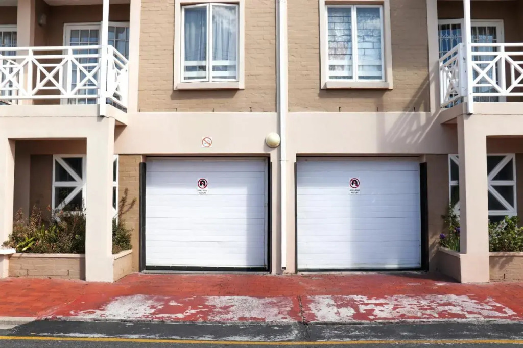 1 Bedroom Flat 100m away from the Beach with WIFI