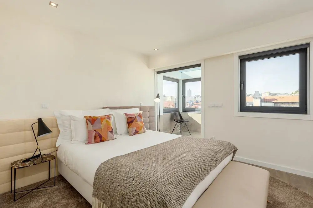 Spacious 4-Bedroom Apartment in Porto