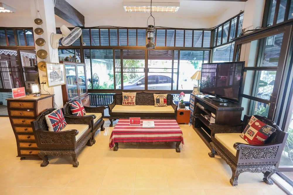 ZEN Rooms Sripoom Soi 1
