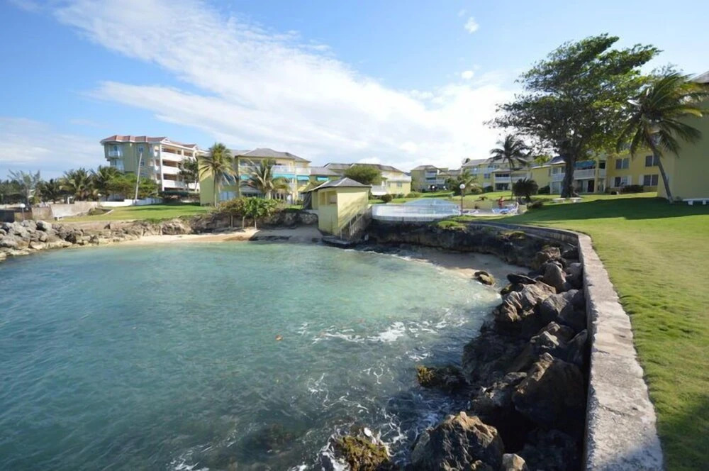 Coconuts Seafront 2BR, Ocho Rios