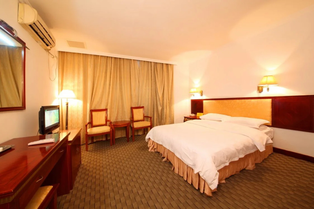 Bao Li Feng Hotel