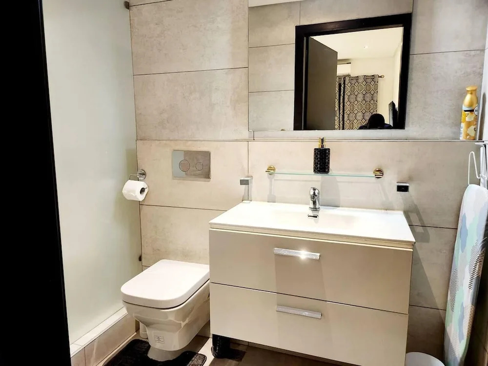 Impeccable & Cozy Gem-5 Star Location - Pools, Gym