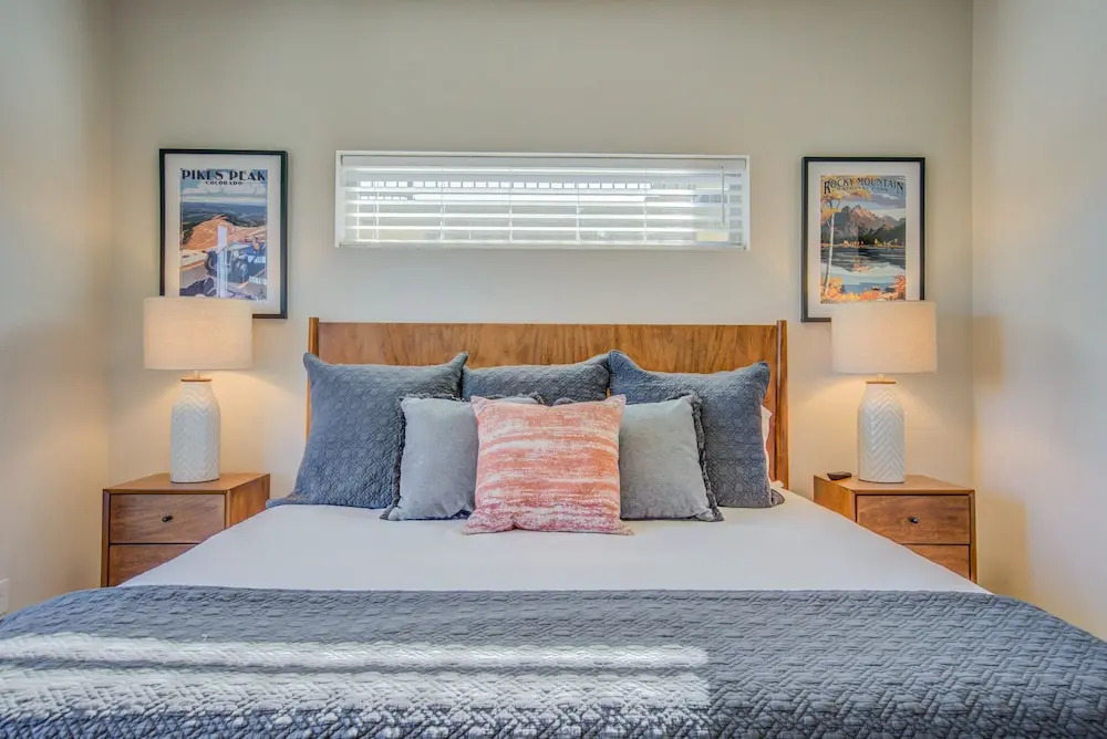 4BR Mnt Viewsmodern Urbanityrooftop Patio