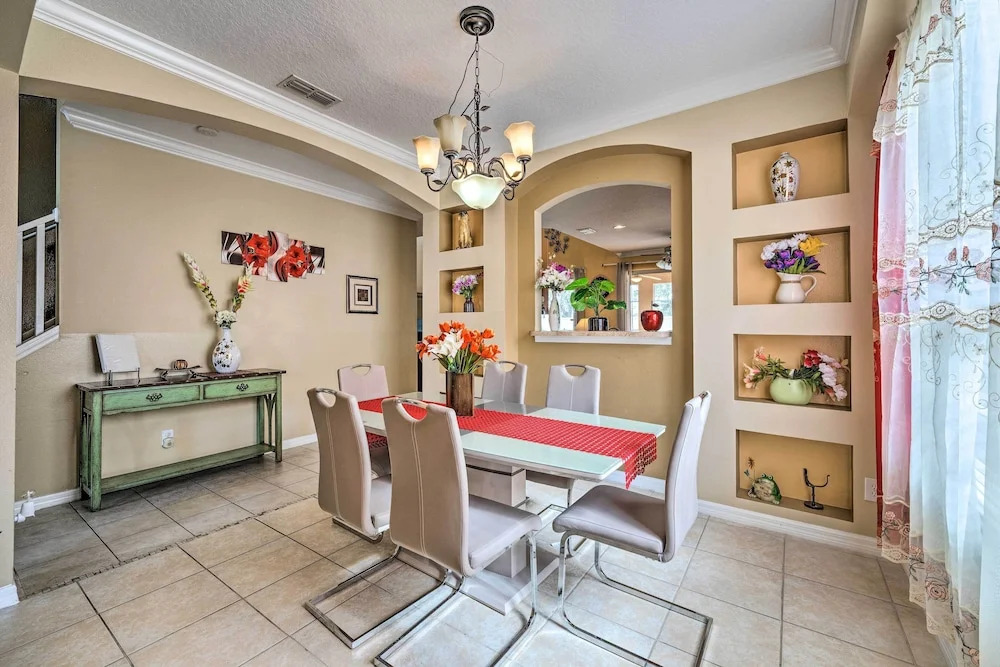 Spacious Family Home w/ Spa in Davenport