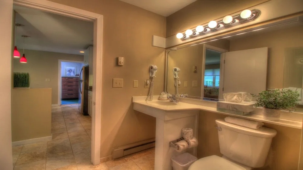 Kcis 342 - Renovated Two Room Condo Suite, Close To Mountain!