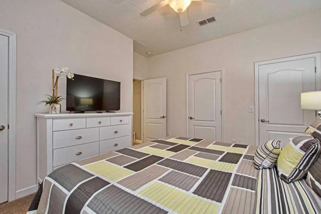 ORLANDO-DISNEY - ENTIRE HOME - 4BD, 3 Baths, WiFi, Private Pool