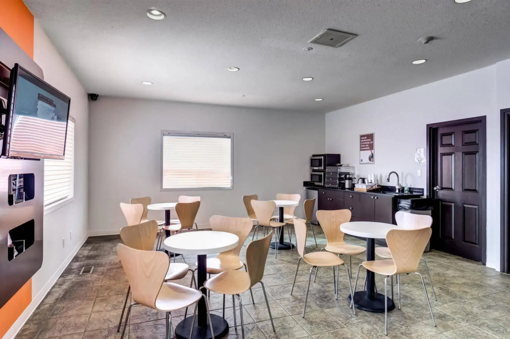 Joys Inn Innisfail, AB