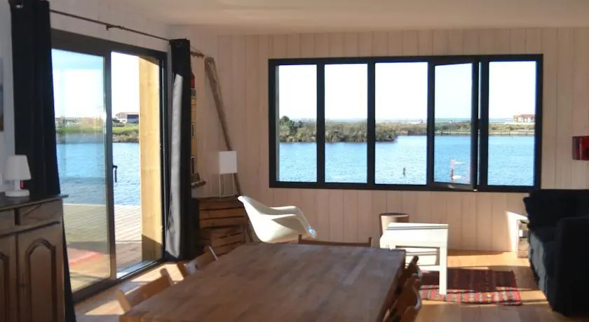 Maison au bord de leau au port de Larros