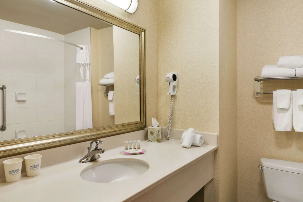 Days Inn & Suites by Wyndham Edmonton Airport