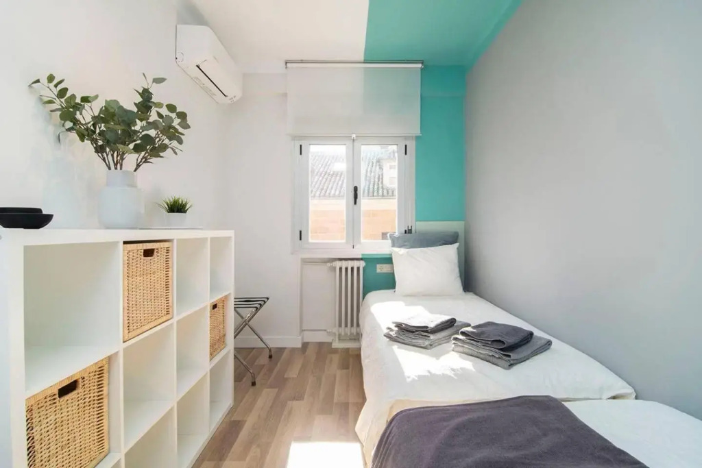 Sunny Apartment at the foot of Royal Palace by Batuecas