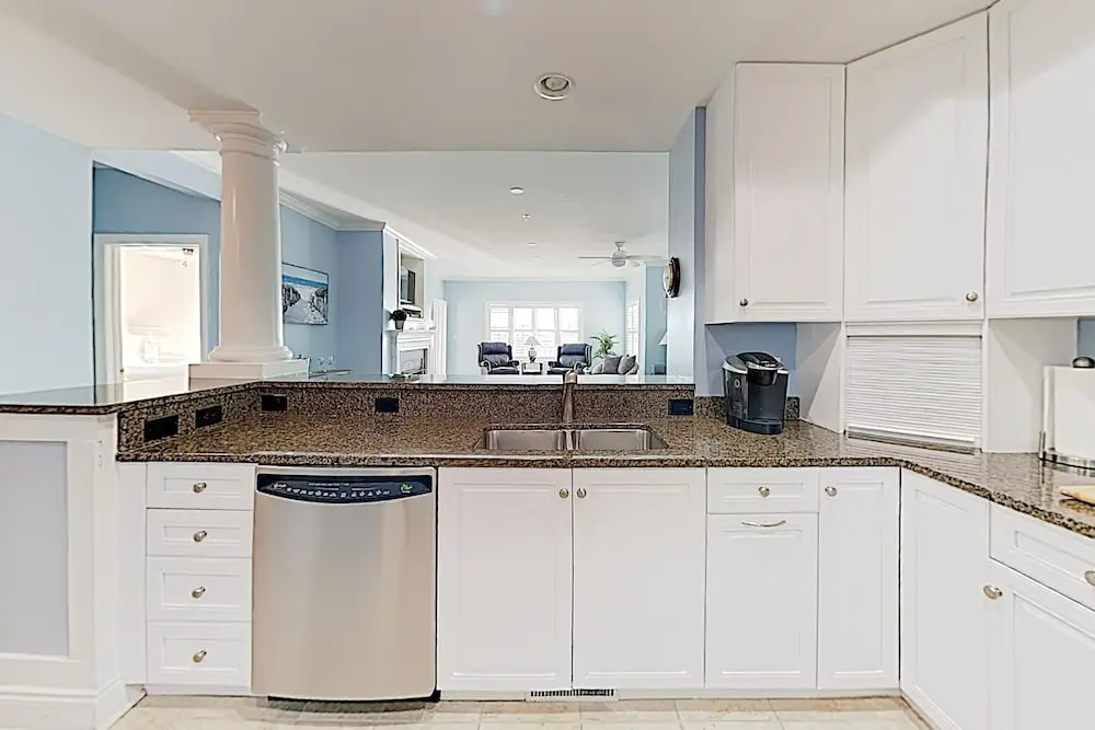 New Listing! Coastal W/ Pool - Walk To Beach 3 Bedroom Condo
