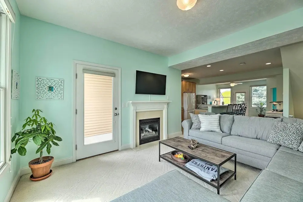 Bright Manistee Condo w/ Beach + Pool Access!