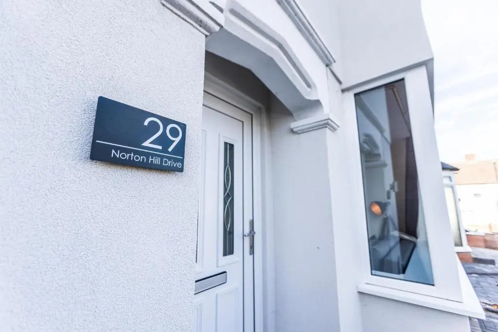 Modern 3-Bed House with Parking - Sleeps 7!