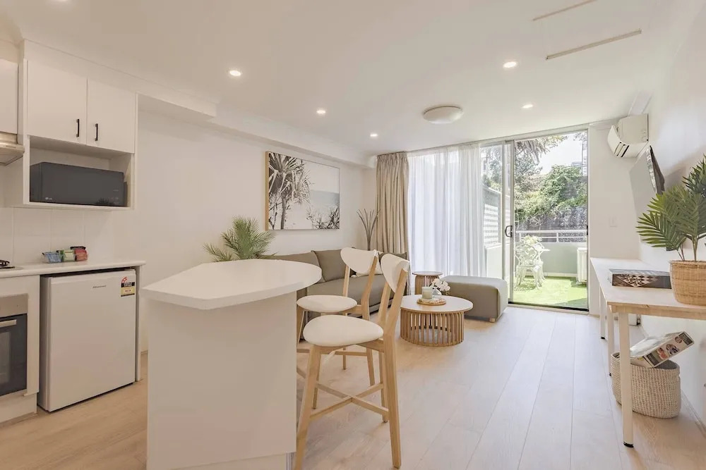 Luxurious Manly Retreat With Beachside Bliss