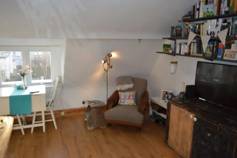 Top Floor Central 2 Bedroom Apartment