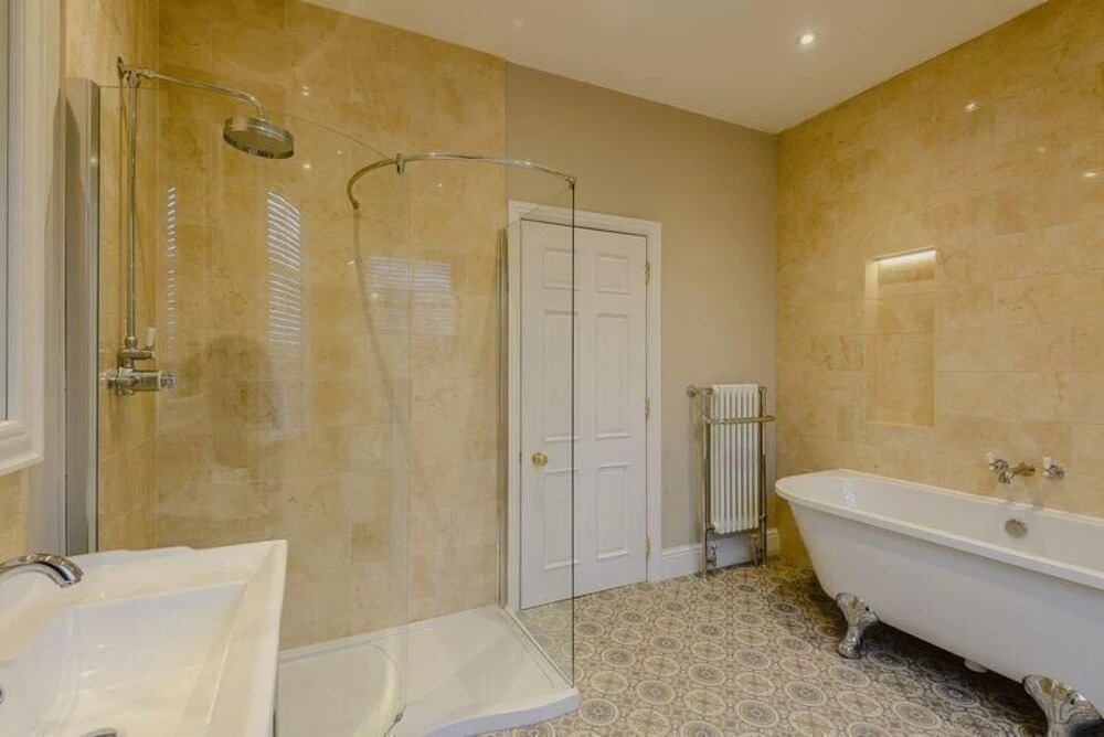 Luxury Listed Townhouse 350 Yds From Racecourse