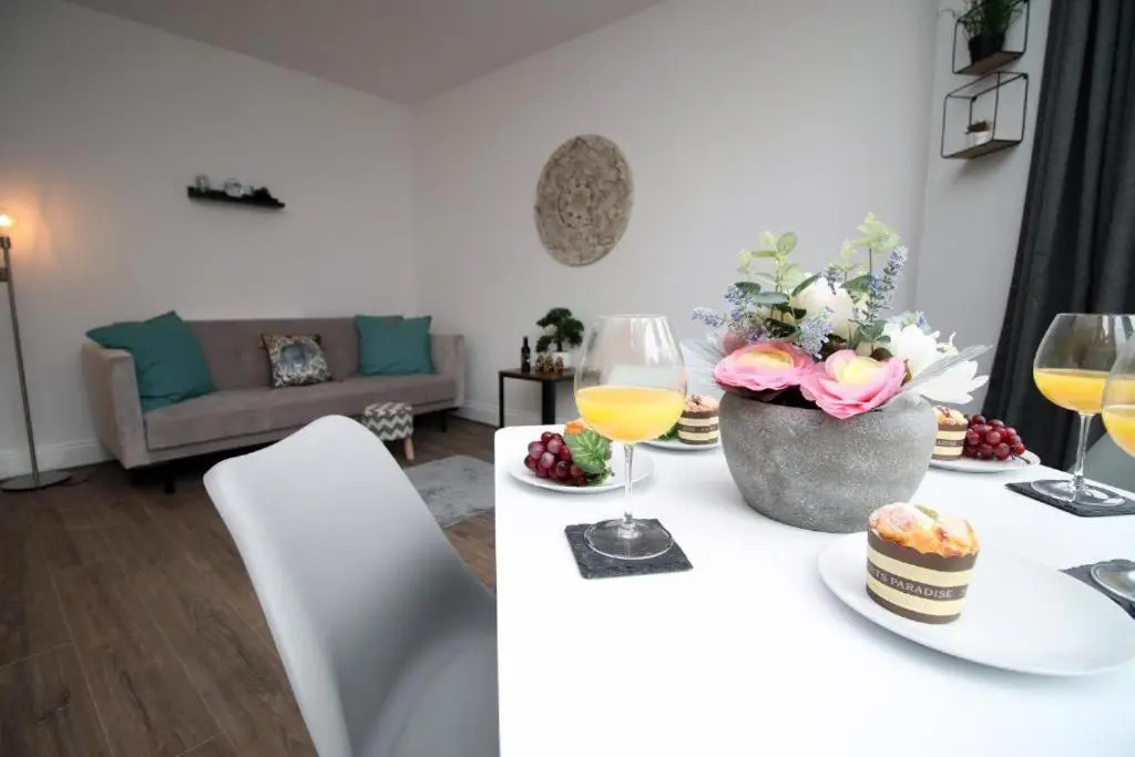 16 North Road Flat 1 by Mia Living Free Parking On Site