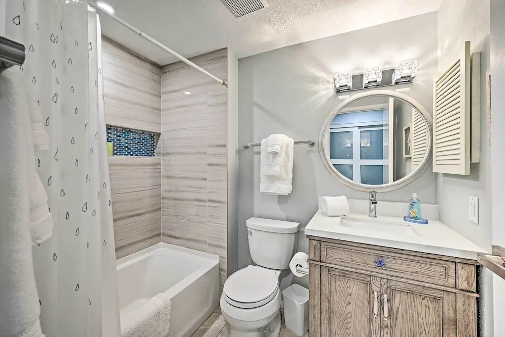 Retreat w/ Heated Pool Near Vanderbilt Beach!