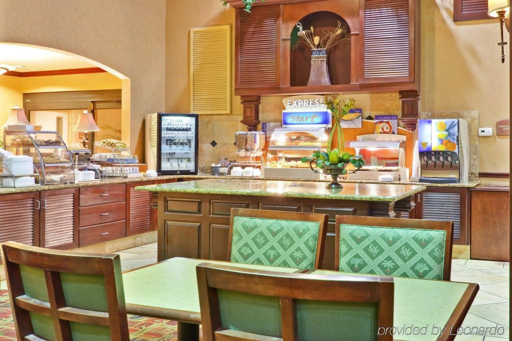 Holiday Inn Express & Suites Bloomington by IHG