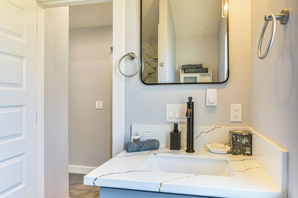 8 Mi to Dtwn Pdx: Unique Pet-friendly Home!