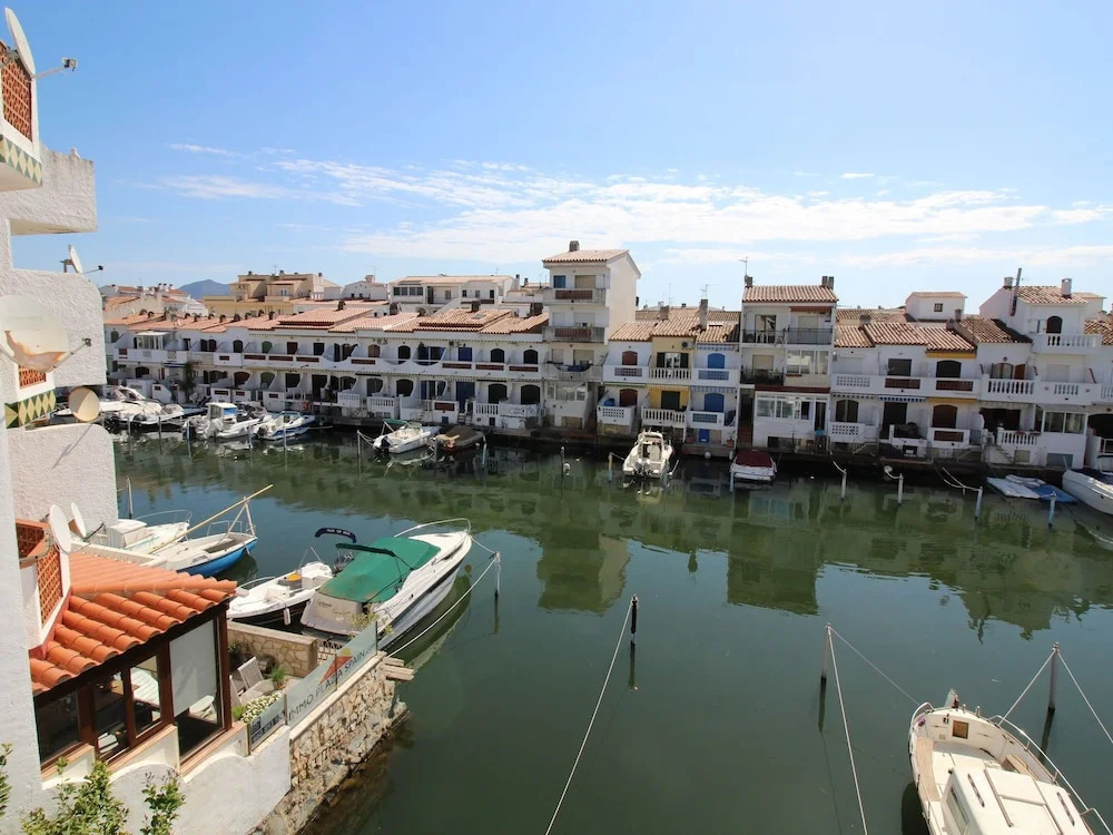 Cozy Holiday Home in Empuriabrava With Terrace and Jetty