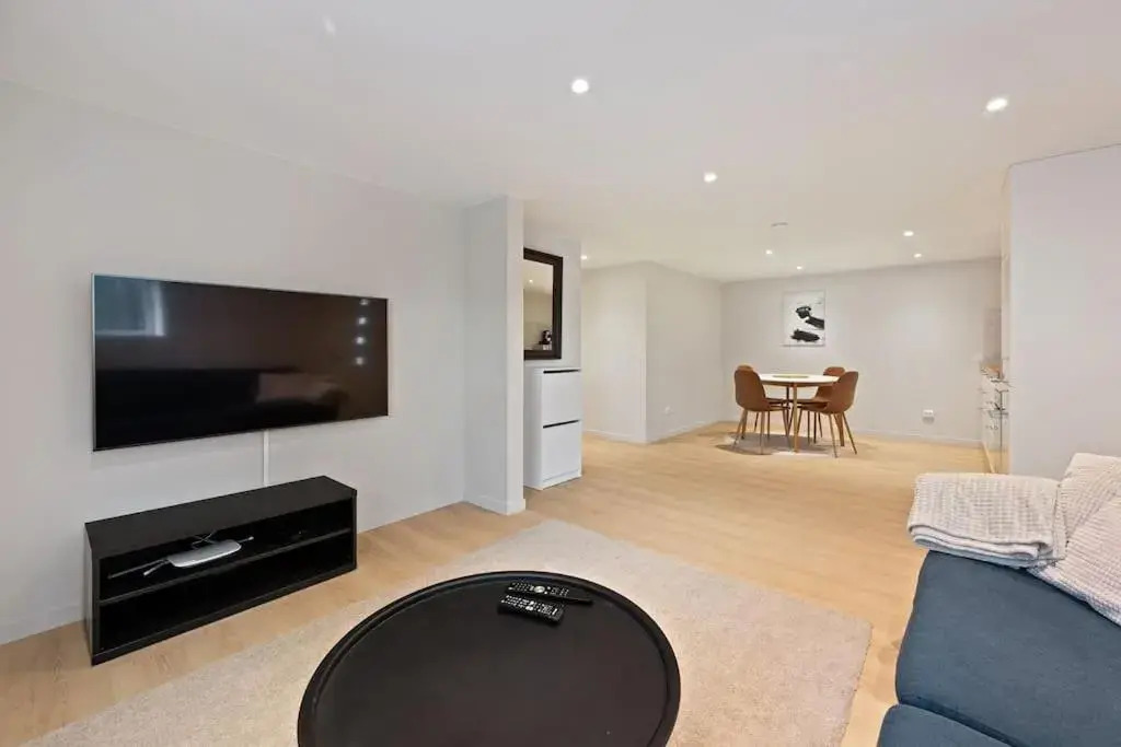 Practical Basement Apt with all home comforts close to City Centre