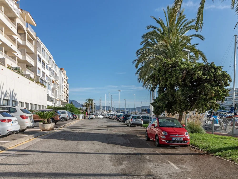Modern Furnished Apartment Near Shops and Restaurants