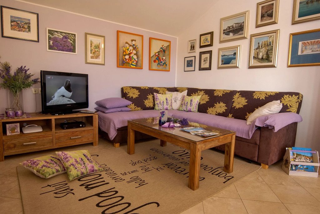 Apartment Tin - comfortable apartment near beach: A1  Ugljan, Island Ugljan