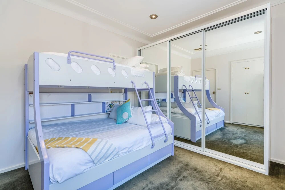 Spacious 4 Bedroom House The Hill