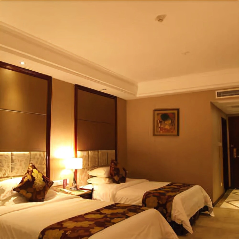 Four Seasons Moon Hotel