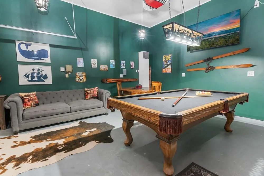 Bullwinkle And Friends Log Cabin - Beautiful Log Home With Hot Tub & Game Room! 3 Bedroom Cabin