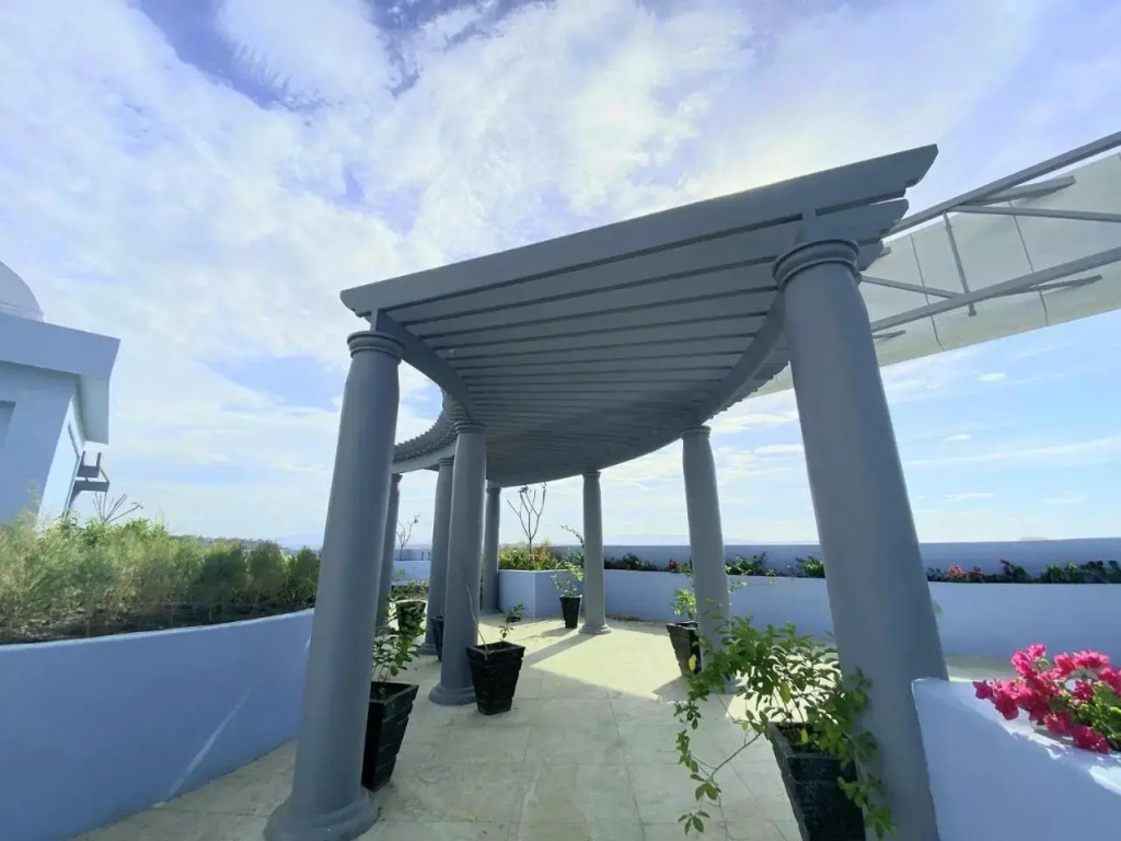 Lovely 2- BR Condo (Fully Air-conditioned w/ Wifi)