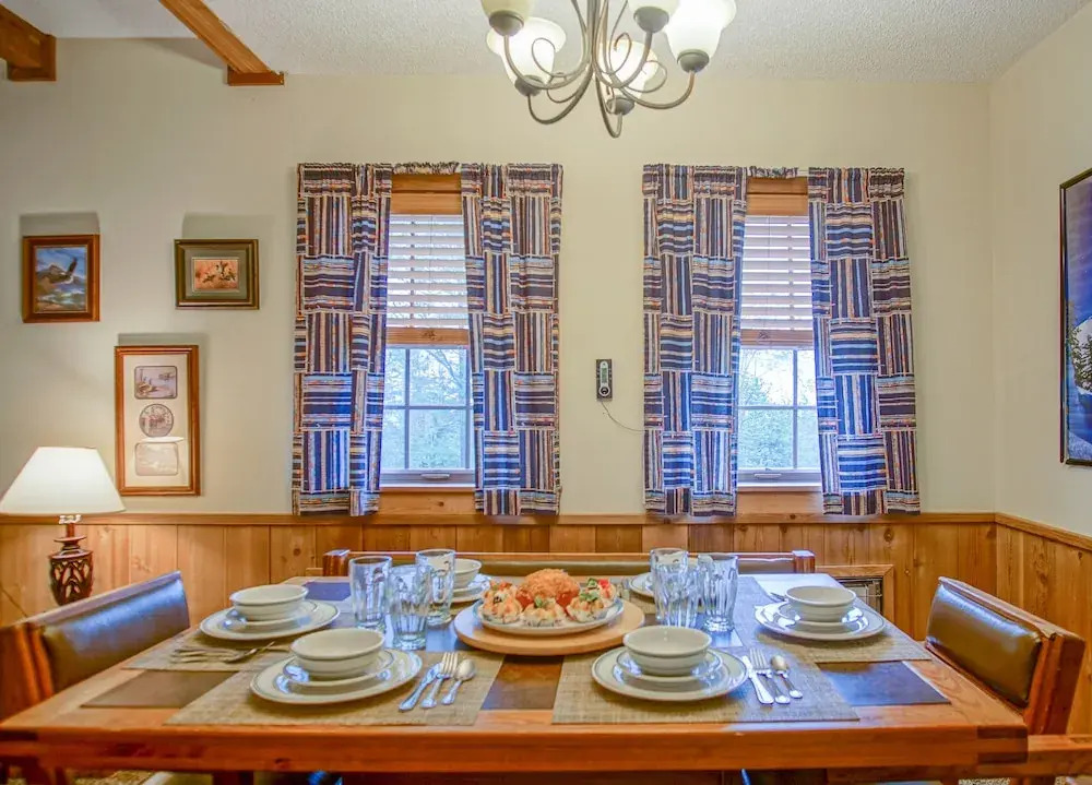 Whistlepunk #31: 2 Bedrooms, 2 Bath: Slope Side, Central Location. Wood Fireplace