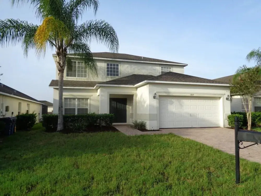 R1 Legacy Park 5 bed / 3 Bath