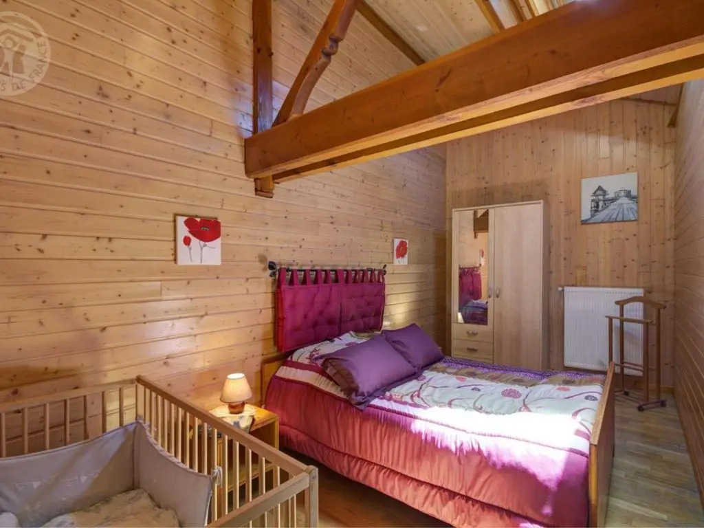 Gîte spacieux au cœur de la nature avec cheminée et activités extérieures - FR-1-496-36