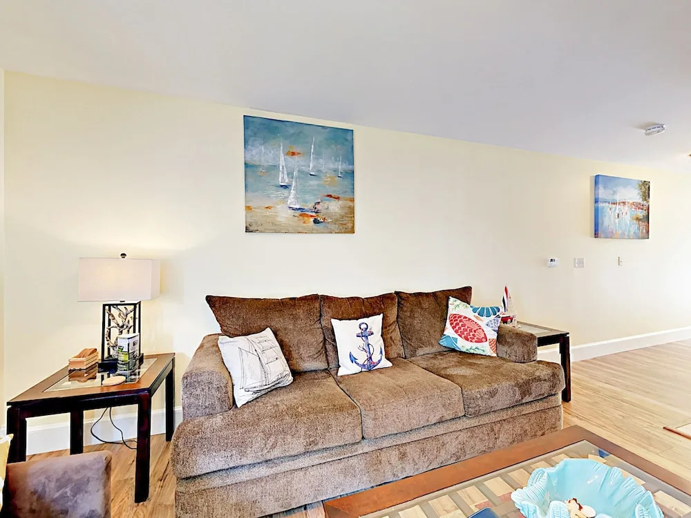 New 1br  W/ Water-view Deck 1 Bedroom Condo