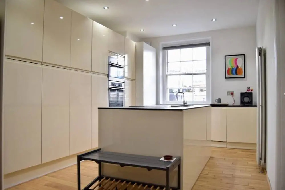 Bright 2 Bedroom Property With Easy Access to the City