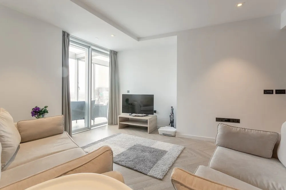 Incredible 1 Bedroom Penthouse with Balcony in Battersea