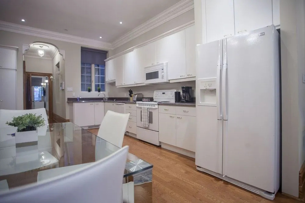 Spacious 1BR - King Bed and Terrace