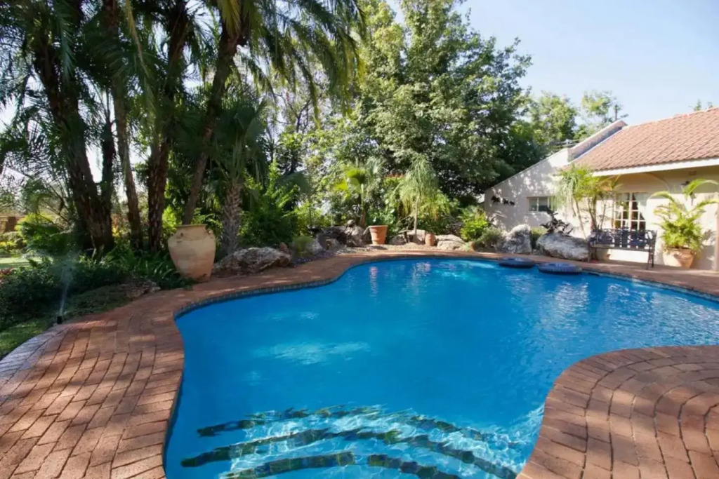 Wonderfully Spacious two Bedroom Cottage in a Quiet Secluded Area of Town on the Edge of the Bush - 1998