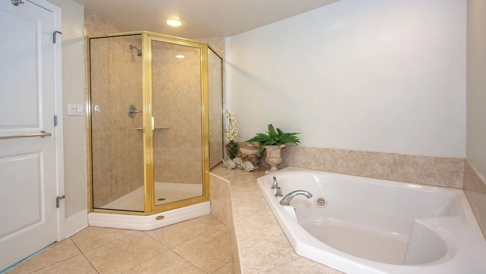 Pristine Corner Condo - Unit Crb0202
