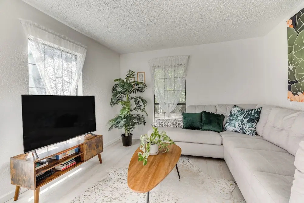 Charming Austin Home on 2 Acres: BBQ & Yard!