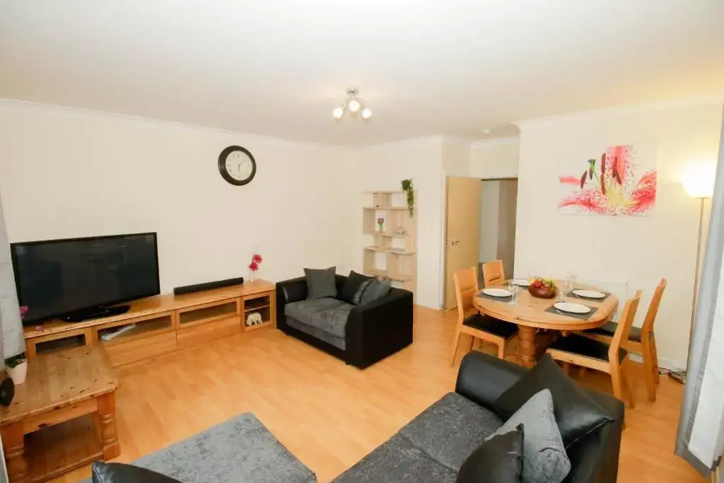 Spacious Double Bedroom Duplex Apartment Near North Station & Town Centre