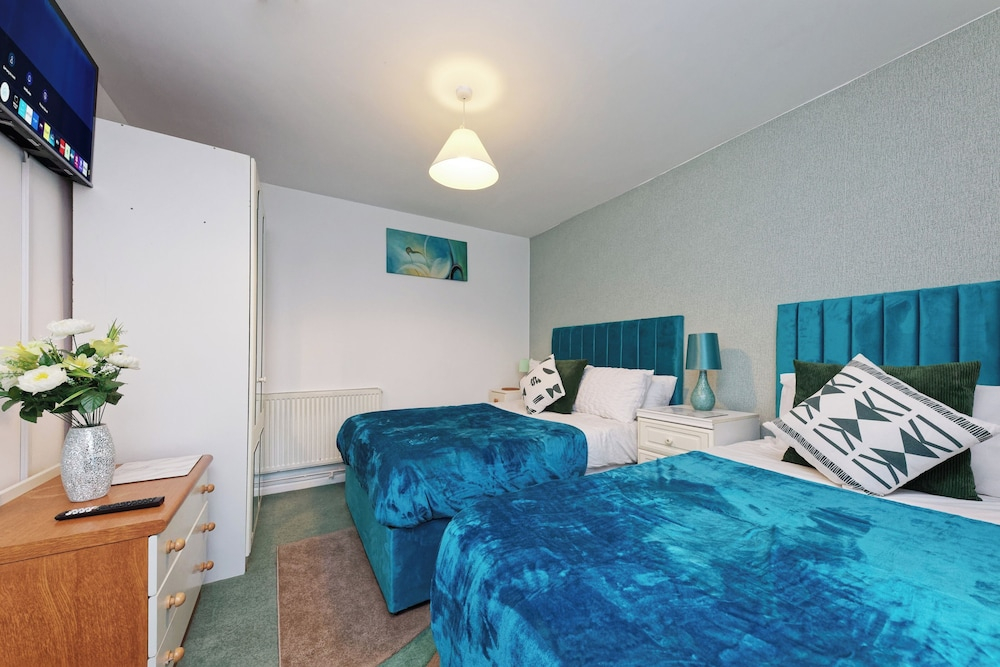 House Sleeps 14 With Enclosed Garden