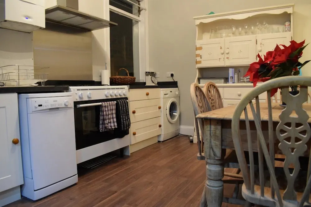 Spacious 3 Bedroom Apartment in South West London