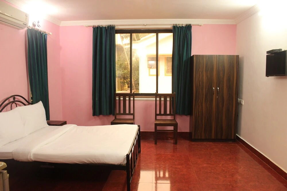 OYO 6453 Home Studios behind KFC Calangute